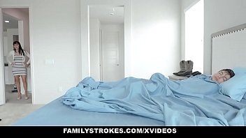 Девушка в колготочках мастурбирует вульву на узклй кровати в спальне