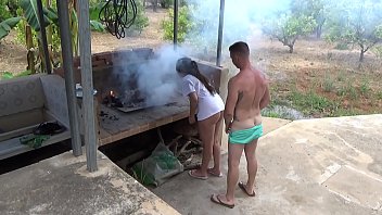 Бразильянка с сладкой аналом мастурбирует, отодвинув трусики